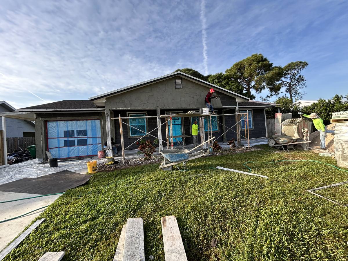 Siding to stucco whole house crew working β Simon Stucco Services